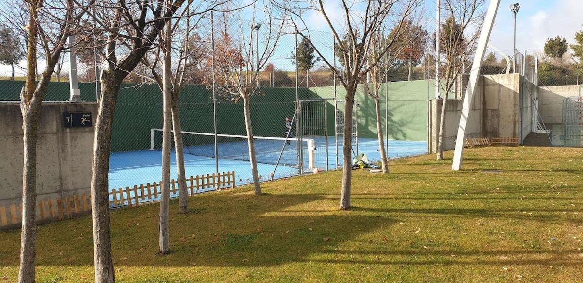 Chalet Adosado Entero, Bbq Y Piscina Comunitaria Sabinanigo Exterior photo