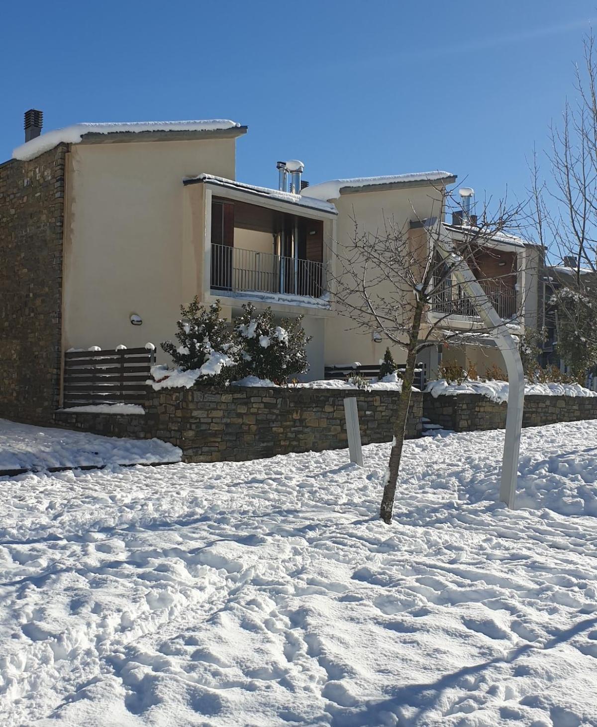 Chalet Adosado Entero, Bbq Y Piscina Comunitaria Sabinanigo Exterior photo